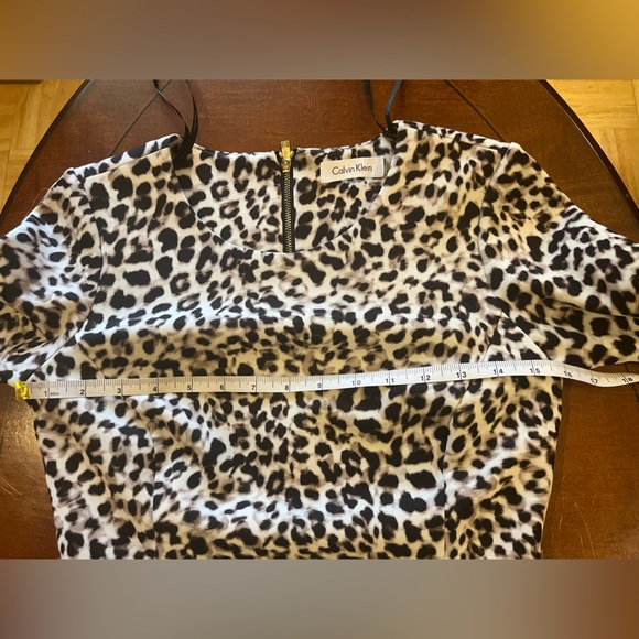 Calvin Klein leopard dress. Bell ruffled sleeves. Midi fitted silhouette. Size M - Picture 13 of 16